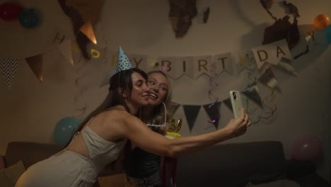 amigos tomando una selfie en una fiesta de cumpleaños