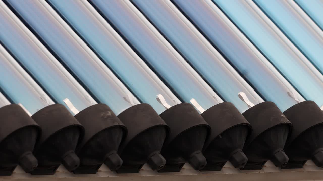 вакуумная солнечная система нагрева воды, установленная на крыше дома