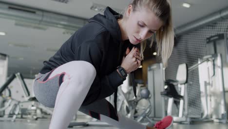 Handheld-view-of-sporty-woman-doing-exercises-in-the-gym