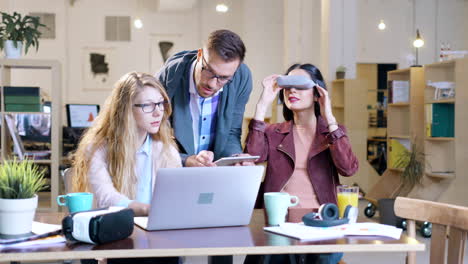 equipo que utiliza auriculares vr para el proyecto