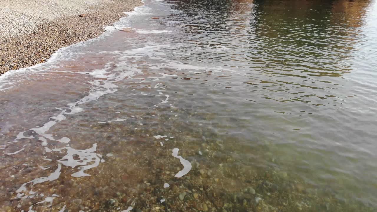 해안선 파도, 수정처럼 맑은 물, 바다 거품 및 휴가에 완벽한 거품의 멋진 전망이 있는 라드람 베이의 고요함