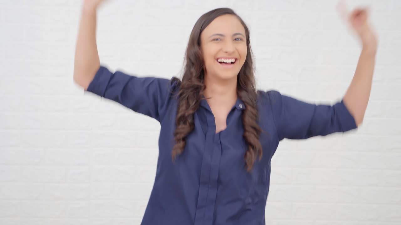 chica india bailando y disfrutando