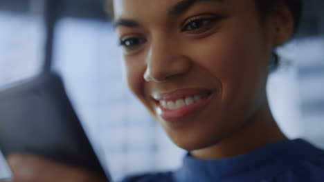 mujer de negocios usando un teléfono inteligente