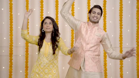 una pareja india bailando.