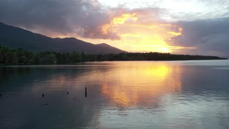 La-Puesta-De-Sol-Más-Hermosa-Que-Se-Refleja-Sobre-El-Mar