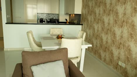 una acogedora sala de estar y cocina en dubai