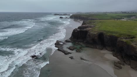 As-Catedrais,-Catedrales-Playa-Norte-De-España-Drone,-Marea-Aérea-Fuera