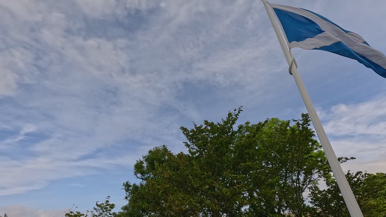 Skotsk flag vajer over naturskøn udsigt over Stirling