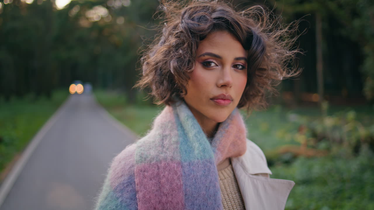 초상화: 꿈꾸는 여자, 어두운 아침에 숲길, 숲 속의 스타일리시한 방랑자