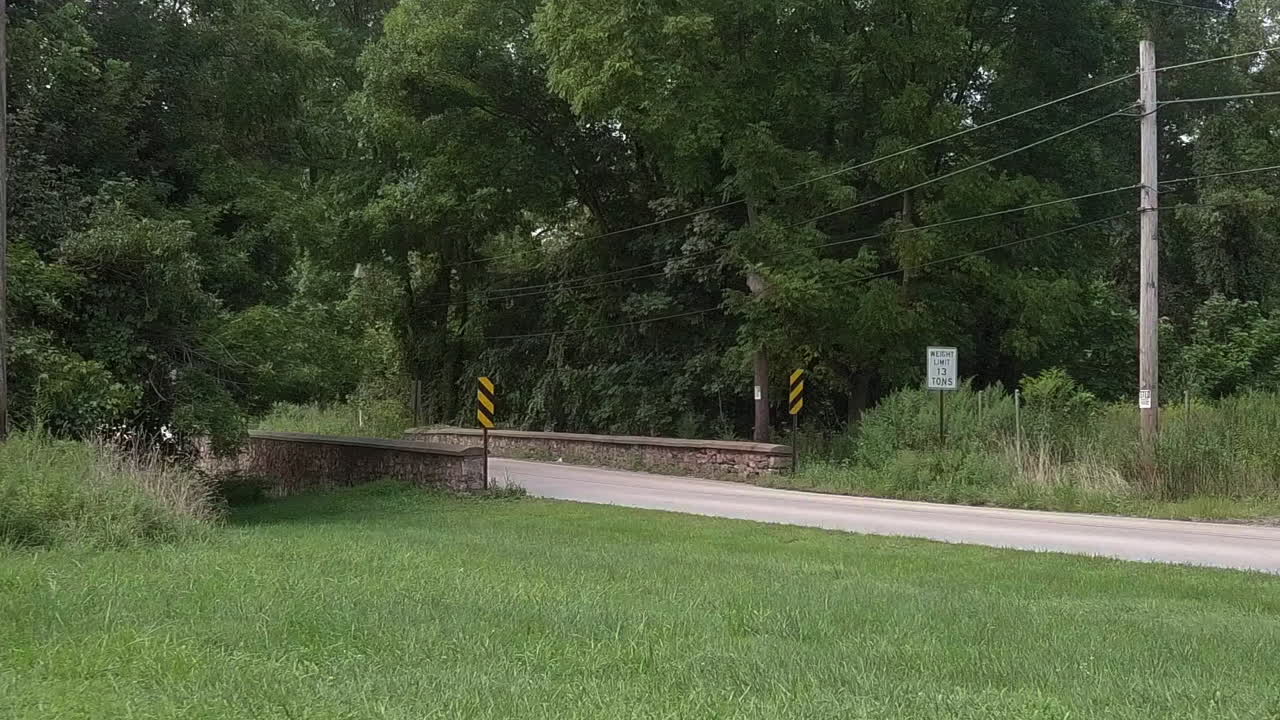 차가 작은 다리를 건너다