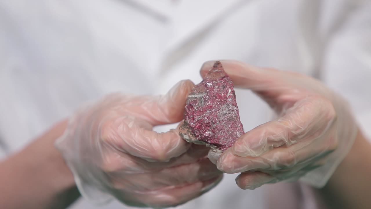 Científico examinando una muestra de mineral