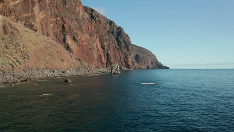 escarpados acantilados volcánicos en la costa junto al océano atlántico, antena