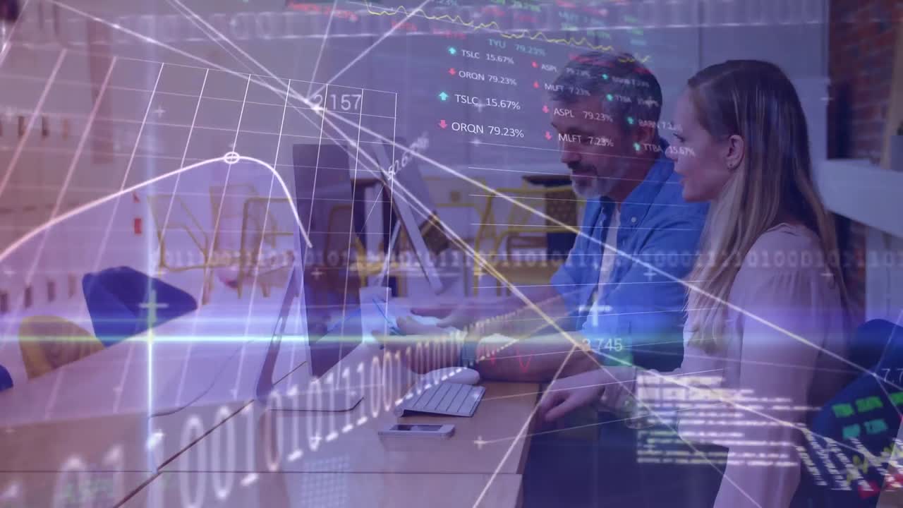 animación de codificación binaria y procesamiento de datos financieros sobre diversas personas de negocios en la oficina.