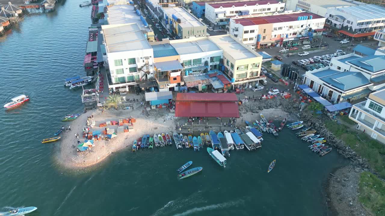 말레이시아 사바  ⁇ 포르나 바자우 라우트 지역 사회 의 풍부 한 해양 생물 의 항공 사진
