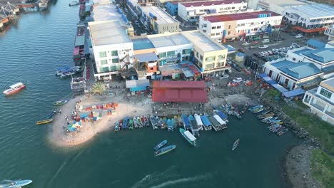 Vista-Aérea-De-La-Rica-Vida-Marina-De-La-Comunidad-Sabah-Semporna-Bajau-Laut,-Malasia