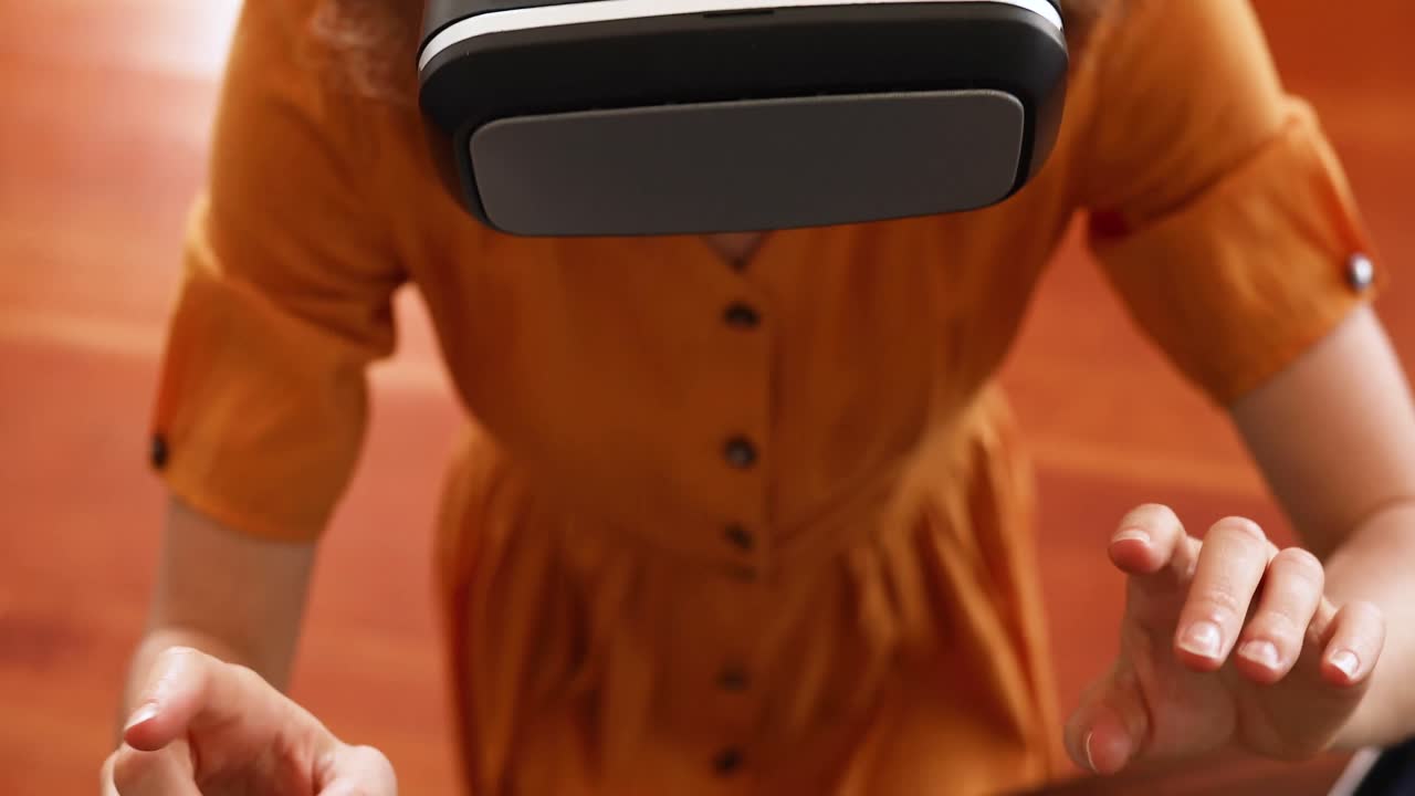 mujer caucásica con auriculares vr en casa