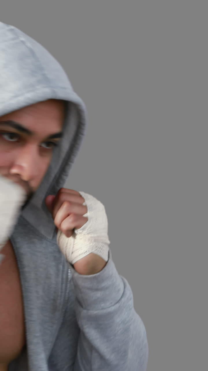 hombre musculoso con capucha gris