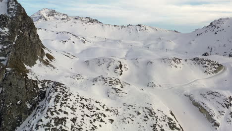 無人機拍攝左向右滑雪區,有椅子升降機和滑雪道,然後回到山坡