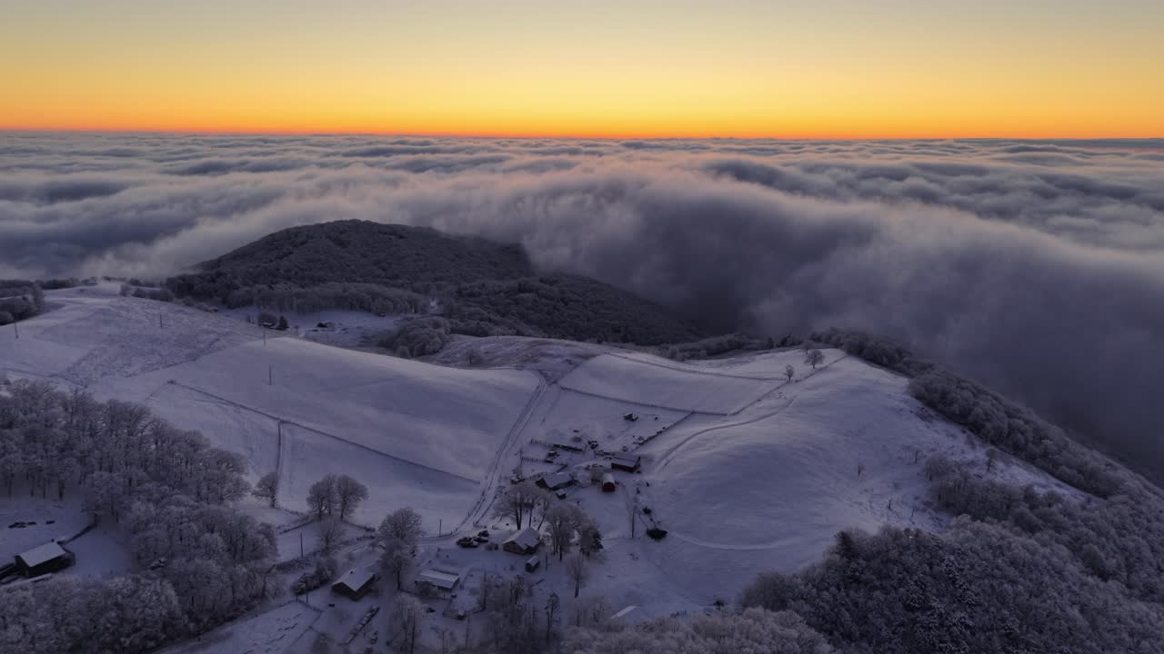 눈보라가 친 후 해가 뜰 무렵 노스캐롤라이나주 분 근처의 애팔래치아 산맥 상공에서 촬영한 항공 사진