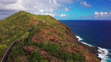 Aerial-Shot-Revealing-Makapu'u-Lighthouse-trail-Over-Mountain-in-Oahu,-Hawaii