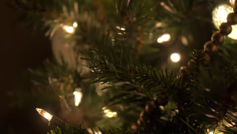 las luces del árbol de navidad en un primer plano abstracto, bokeh, movimiento deslizante