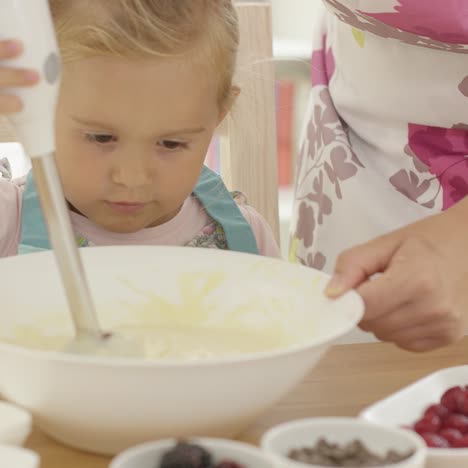 Ernstes-Hübsches-Kleines-Mädchen,-Das-Sich-Aufs-Backen-Konzentriert