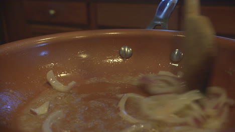 cocinar cebollas en una sartén