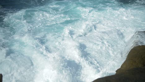 The-Rocky-Shore-With-Foamy-Ocean-Waves-At-Summer---Eastern-Suburbs---Sydney,-New-South-Wales,-Australia