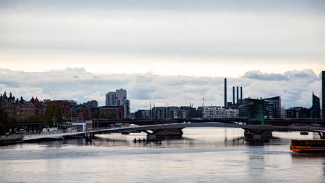 Kopenhagener-Stadtbild-Im-Zeitraffer-Mit-Brücke-Und-Boot