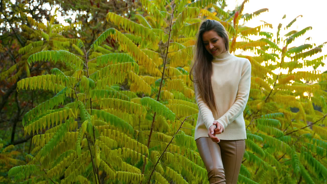 Mujer en el parque de otoño