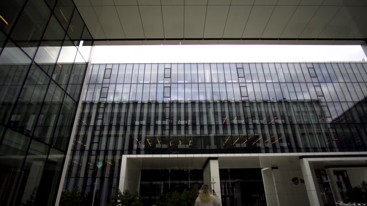 incredibile ripresa cinematografica del business park con una ragazza che scatta una foto nella parte inferiore dell'inquadratura