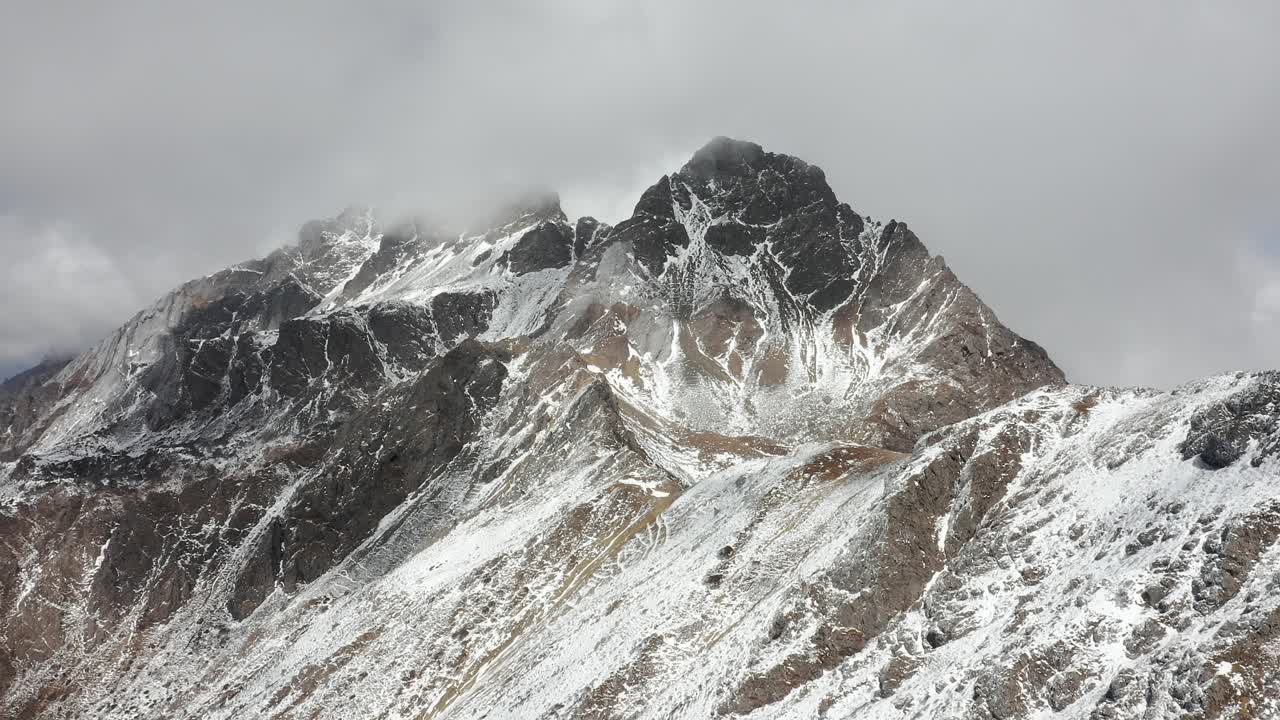 hermoso pico de la montaña shanzidou, jade dragon mountain china, antena panorámica
