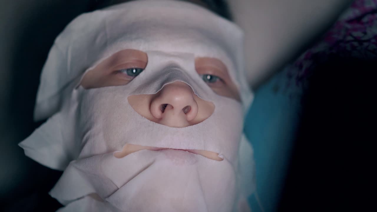 захватывающая девушка в специальной маске для ухода за кожей