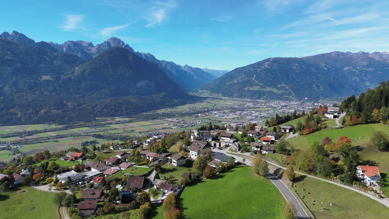 Tirolo, Austria - Piccolo villaggio e Alpi della Gailtal nel distretto di Lienz - Aerea 4k