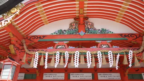 la puerta romón del santuario fushimi inari en kyoto, japón, taisha