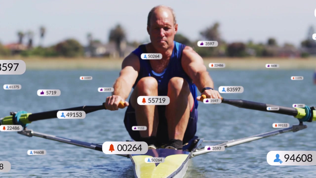 Starší veslař natahuje a zapichuje vesla, pohání loď, zatímco sportovní ikony ukazují metriky pro trénink.