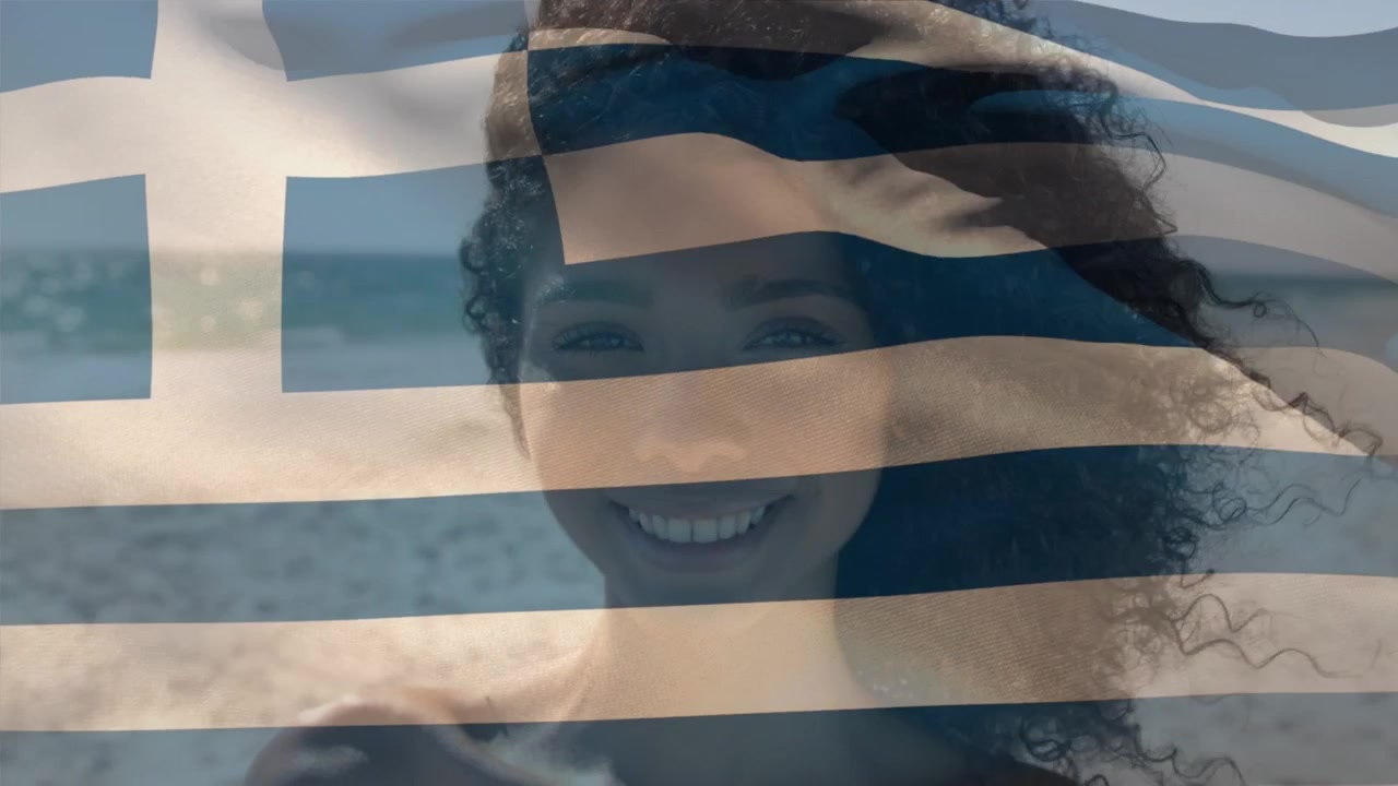 Animation einer wehenden griechischen Flagge über einer glücklichen afroamerikanischen Frau, die die Brise am Strand genießt.
