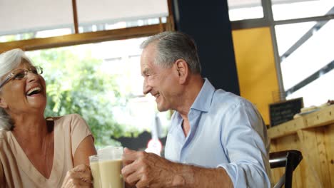 Glückliches-älteres-Paar,-Das-Sich-Beim-Kaffeetrinken-Unterhält-Und-Umarmt-4k