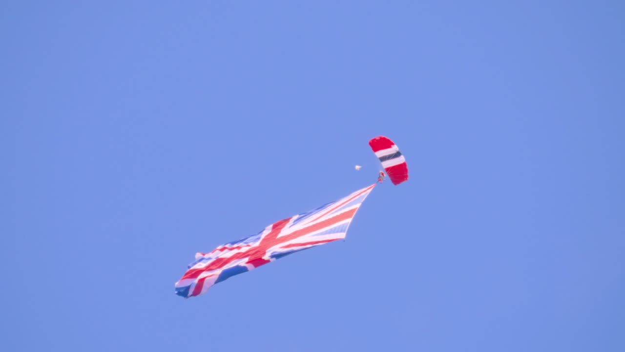 영국 레드 데블스 낙하산 선수가 우아하게 하늘을 통해 내려, 자랑스럽게 유니온 잭 발을 표시