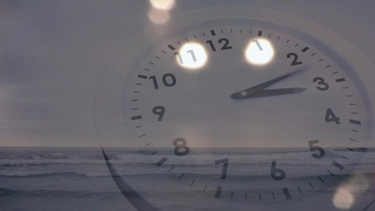 海の波と曇り空の上に急速に動く時計の針