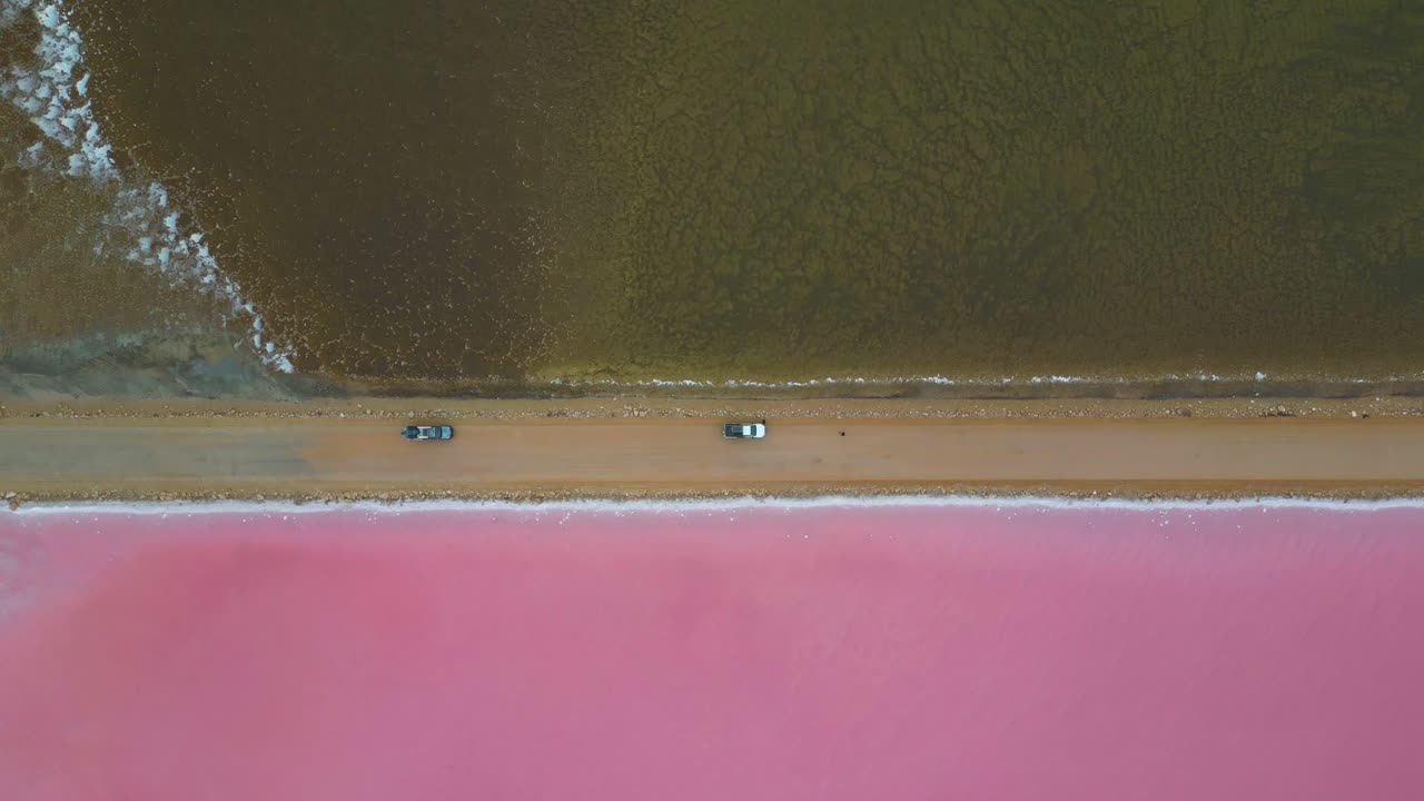 convoy de vehículos tirando sobre el punto sinclair pink lake cerca de la playa del cactus, dinámica aérea