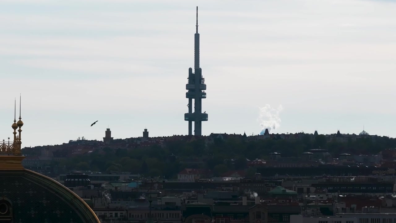 Ornamenti sul tetto del Teatro Nazionale e Torre della Televisione di Žižkov, Praga