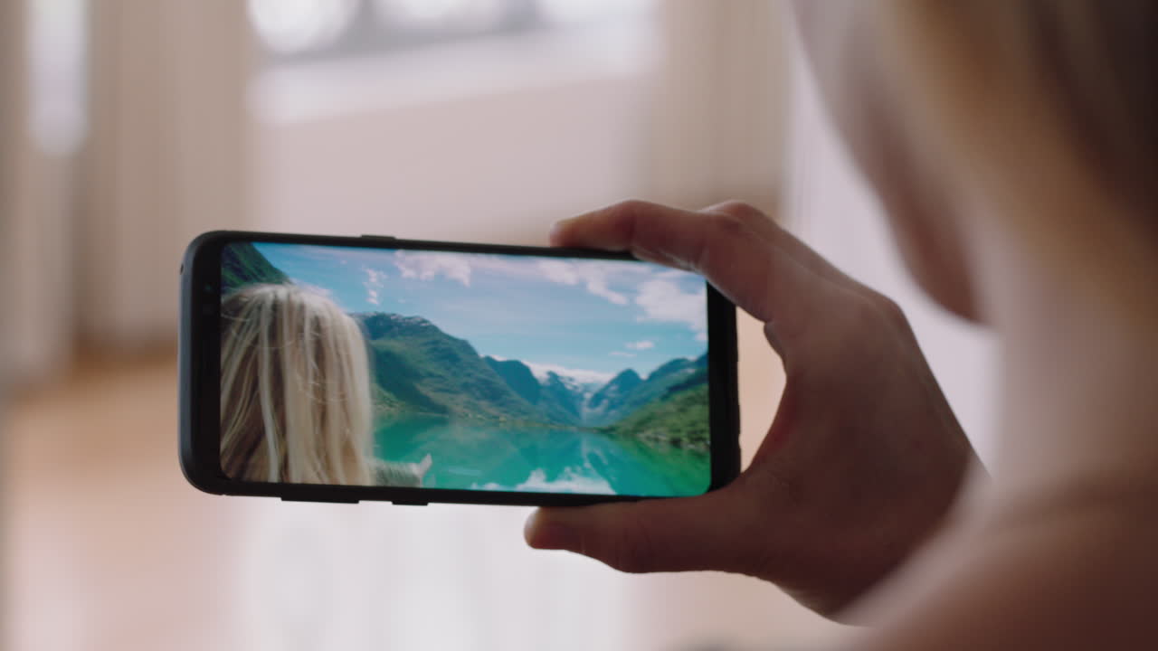 mujer joven chateando en video con un amigo usando un teléfono inteligente saludando con la mano compartiendo vacaciones en noruega mejores amigos disfrutando de la comunicación a larga distancia