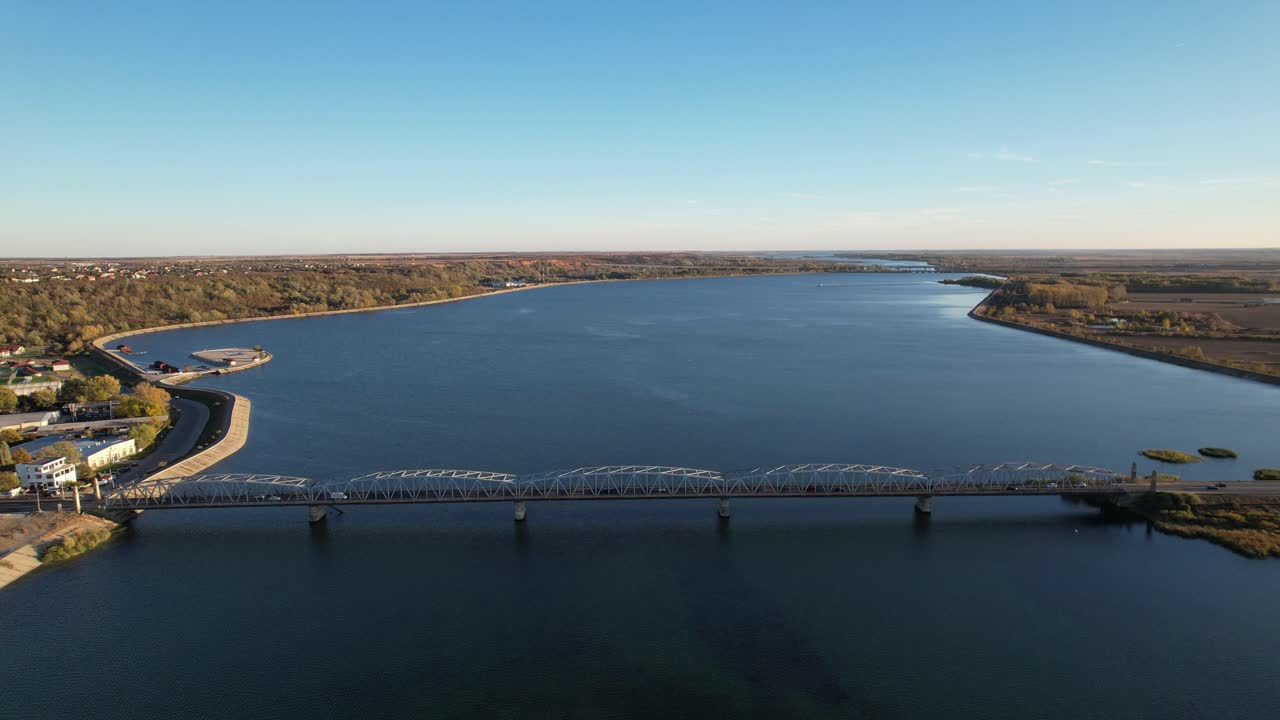 un avión no tripulado volando sobre un largo puente