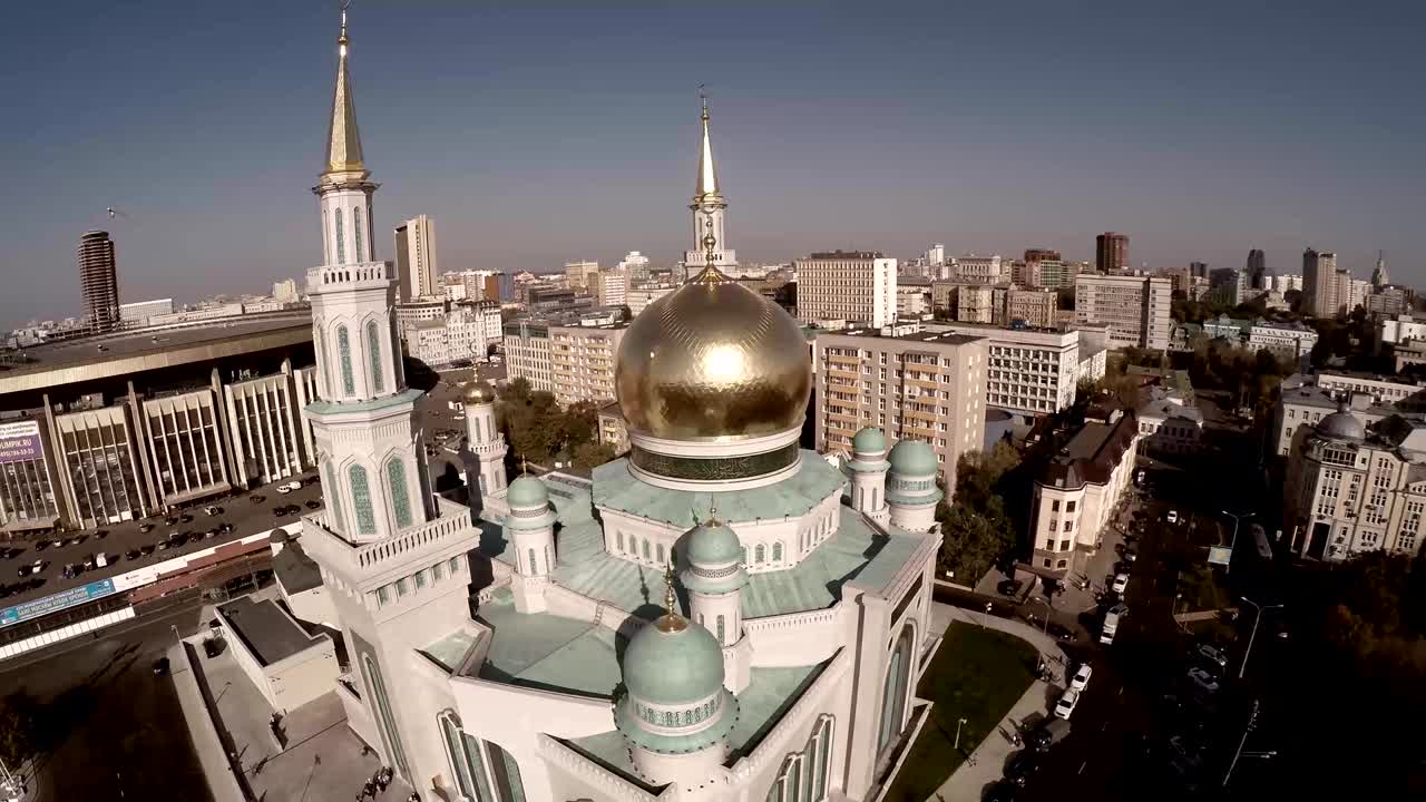 tomada aérea de la mezquita de la catedral de moscú. nueva construcción de religión en rusia. la más grande de europa. imágenes aéreas únicas de quadcopter. mezquita de la catedral de moscú, rusia. la mezquita principal de moscú, nuevo punto de referencia.