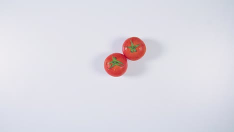 tomates maduros rojos en una mesa blanca