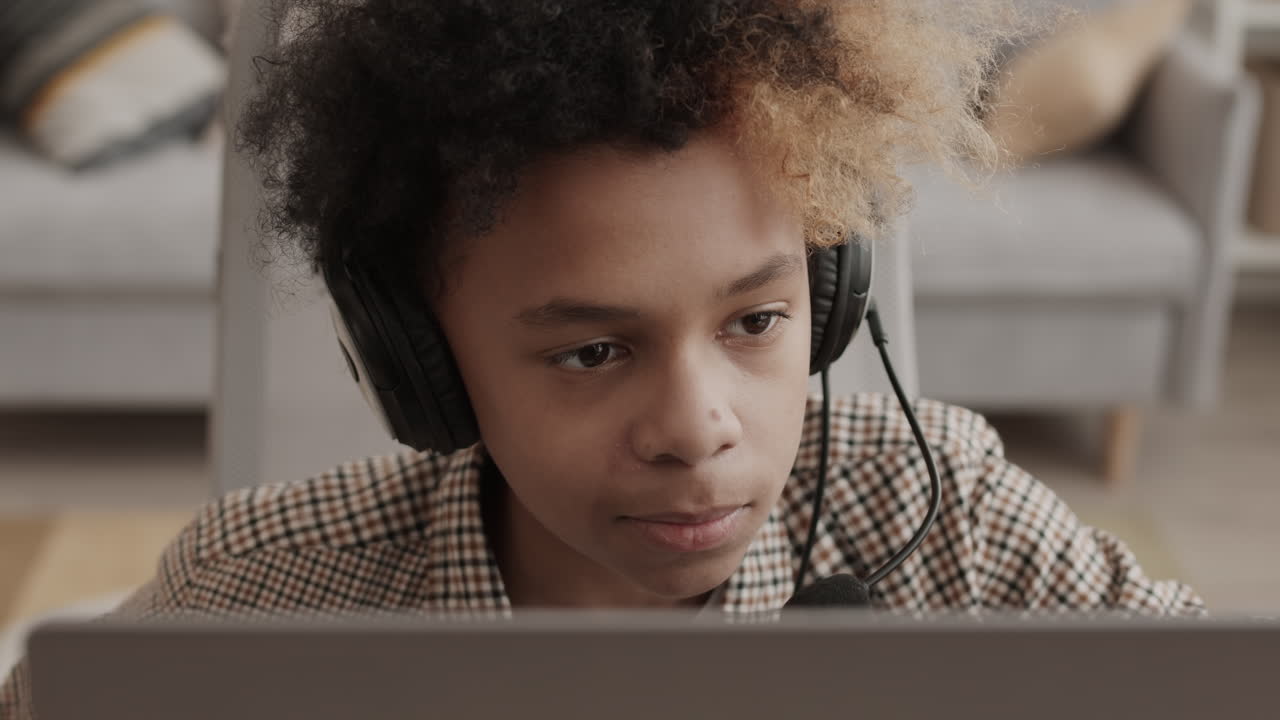 niño hablando con amigos en línea jugando