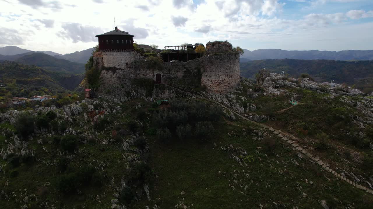 el castillo de petrela, una antigua fortaleza que hace eco de las batallas medievales, bajo cielos sombríos, un recuerdo de los tiempos oscuros europeos