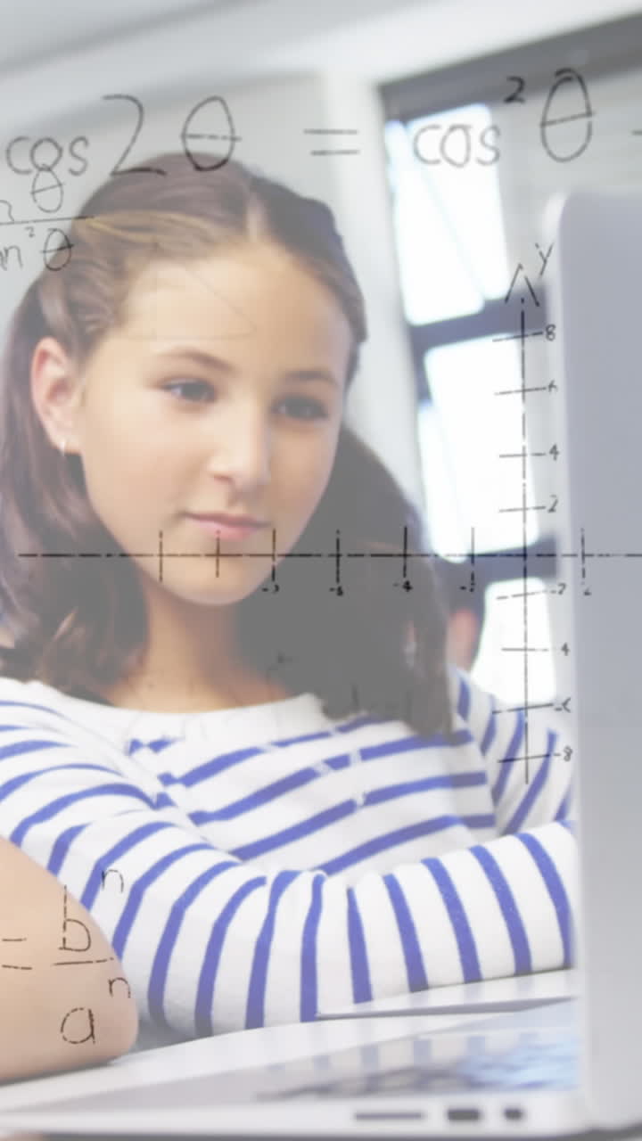 animación de ecuaciones matemáticas sobre niños de escuela usando computadora portátil en el aula