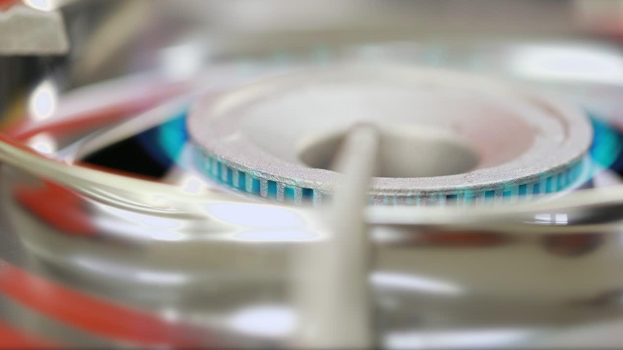 가스 스토브를 켜고 있습니다.